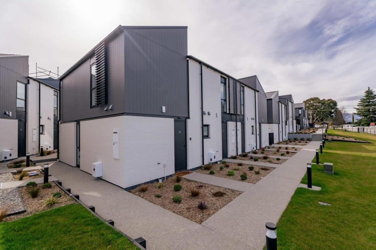 Alps And Lake Retreat Wanaka Albert Town Extérieur photo